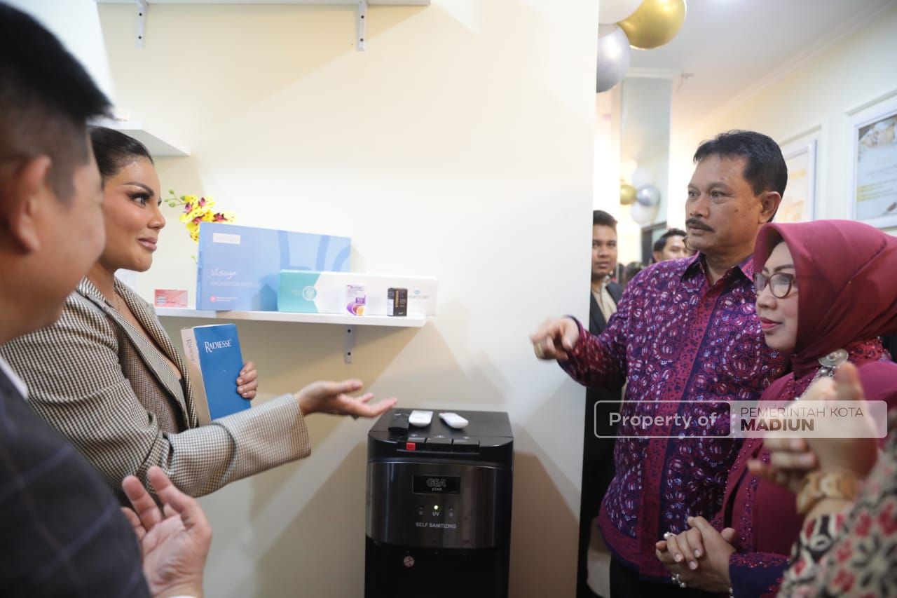 Foto 3 dari 14: Hadiri Pembukaan Klinik Estetika, Wali Kota Harap Bisa Jadi Daya Tarik Kota Pendekar