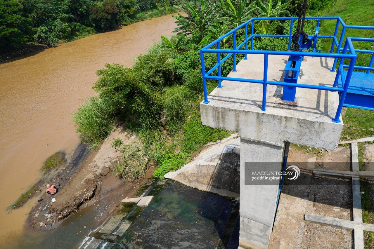 Foto 4 dari 5: Cegah Banjir, DPUPR Lakukan Pemeliharaan Pintu Air Secara Berkala
