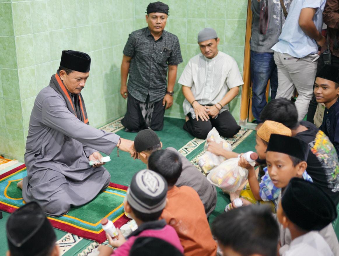 Foto 7 dari 11: Wali Kota Salat Isya di Musala Al Palang, Juga Bersilaturahmi Hingga Salurkan Bantuan