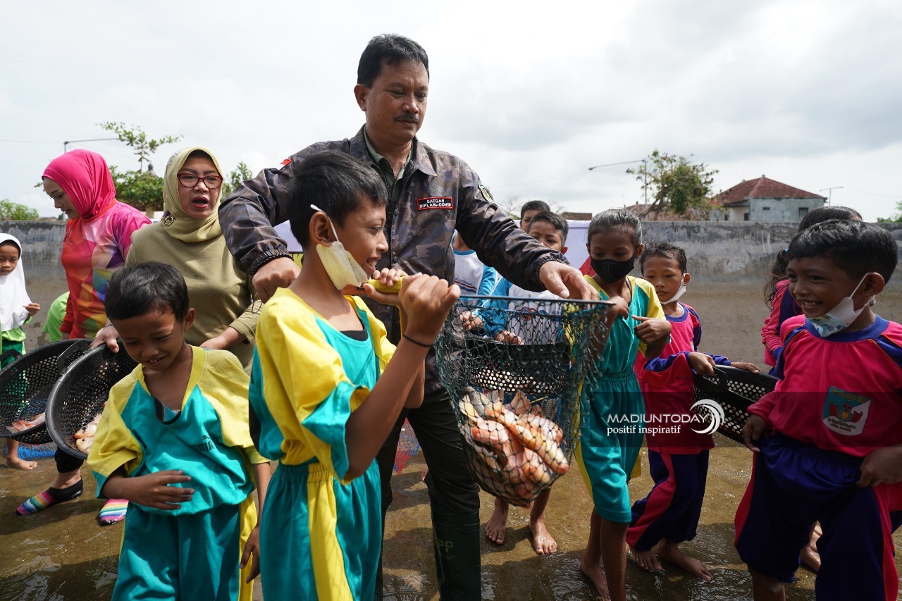 Foto 7 dari 8: Keceriaan Siswa Menangkap Ikan Bersama Wali Kota