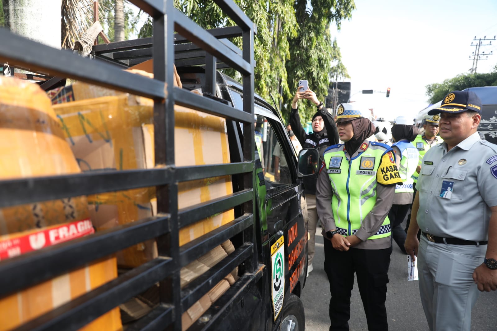 Foto 5 dari 7: Gelar Operasi Keselamatan, Satlantas Beri Reward Pengendara Yang Tertib Aturan