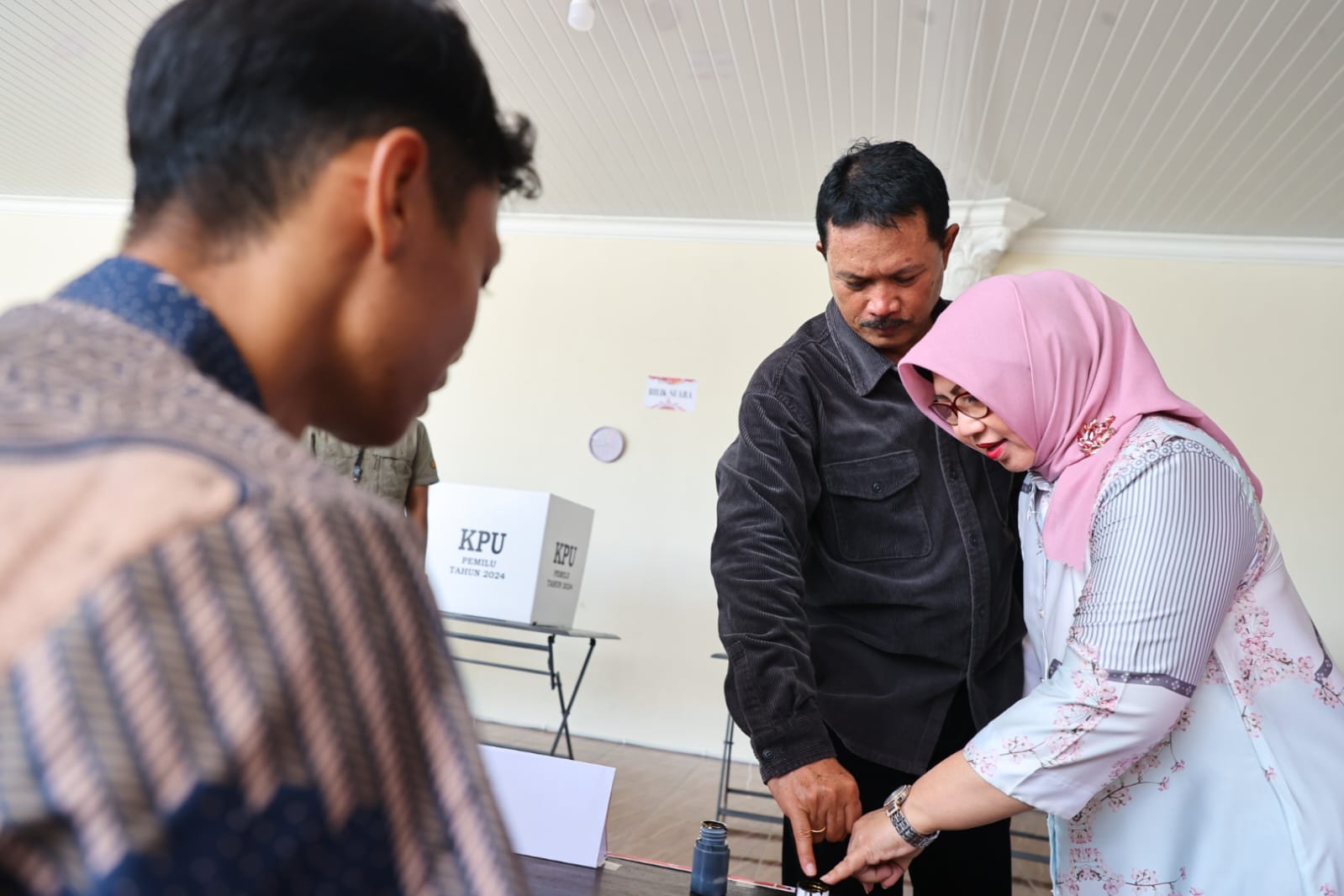 Foto 4 dari 9: Wali Kota Nyoblos di TPS 22, Pesan Tetap Jaga Kondusifitas Kota Apapun Hasilnya