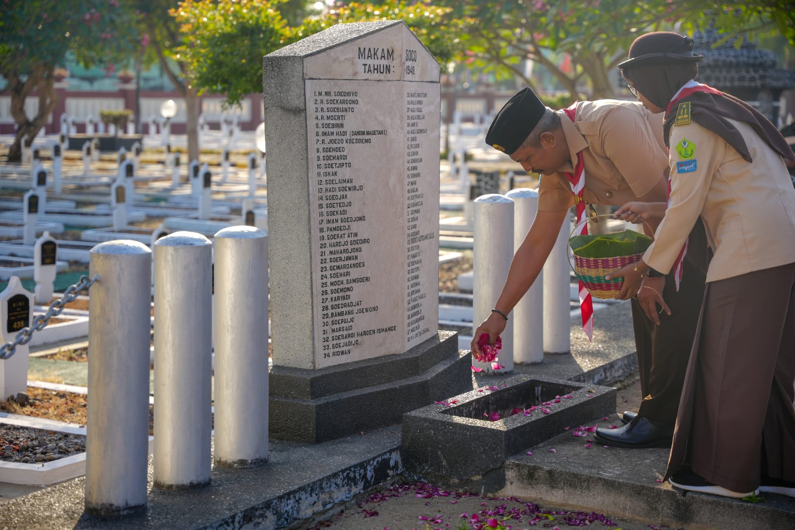 Foto 5 dari 9: Jelang Hari Pramuka, Kwarcab Kota Madiun Ajak Penggalang Dan Penegak Tabur Bunga Di Makam Pahlawan