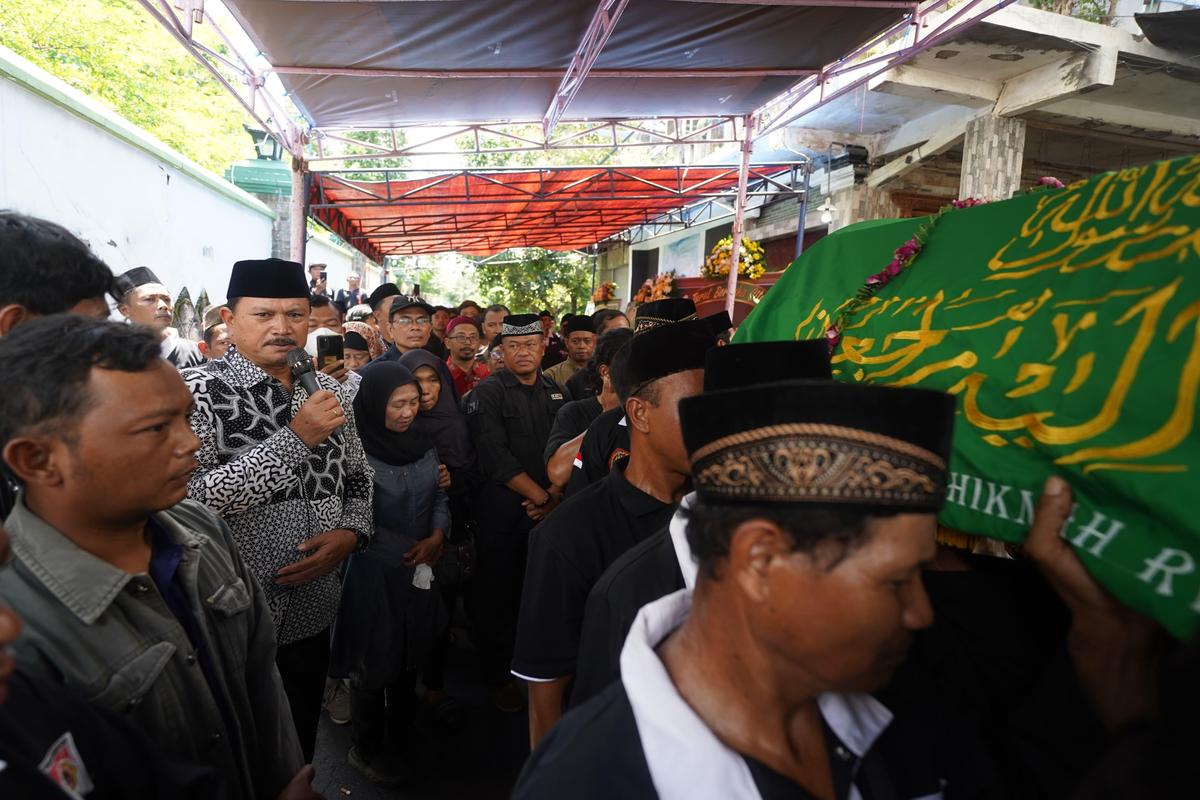Guru Besar Persaudaraan Rasa Tunggal Berpulang, Wali Kota Turut Mengantarkan Sampai Peristirahatan Terakhir