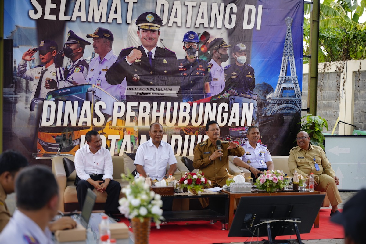 Foto 1 dari 8: Beri Arahan Jukir Kelompok Kedua, Wali Kota: Jukir Harus Beri Kesan Pertama yang Baik