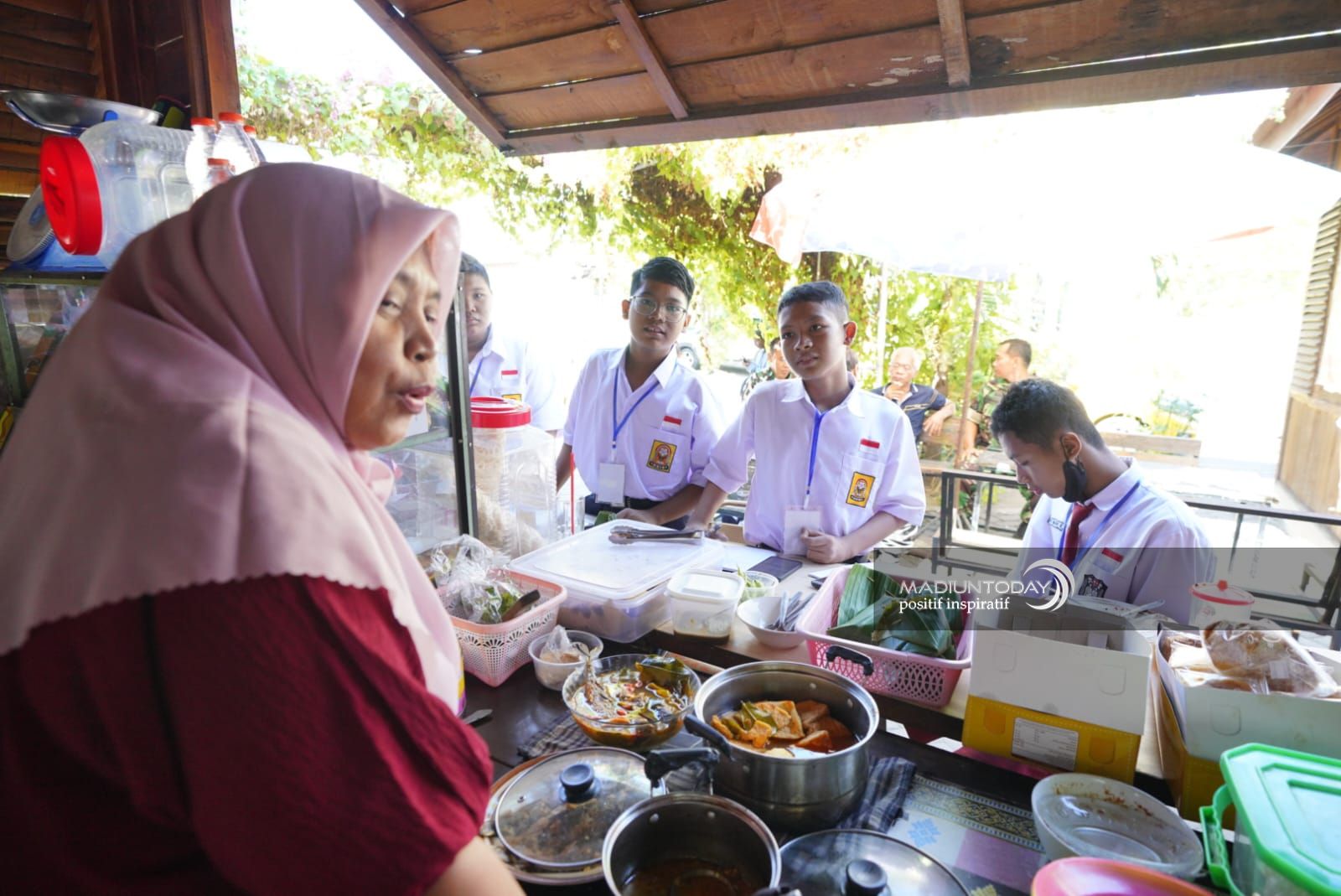Foto 7 dari 9: Tak Hanya Lingkungan Sekolah, MPLS SMPN 1 Juga Kenalkan Lapak UMKM Kota Pendekar