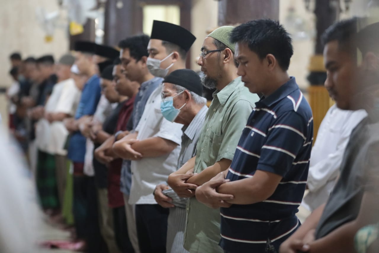 Foto 2 dari 5: Sambut Fenomena Alam, Warga Kota Madiun Gelar Salat Gerhana
