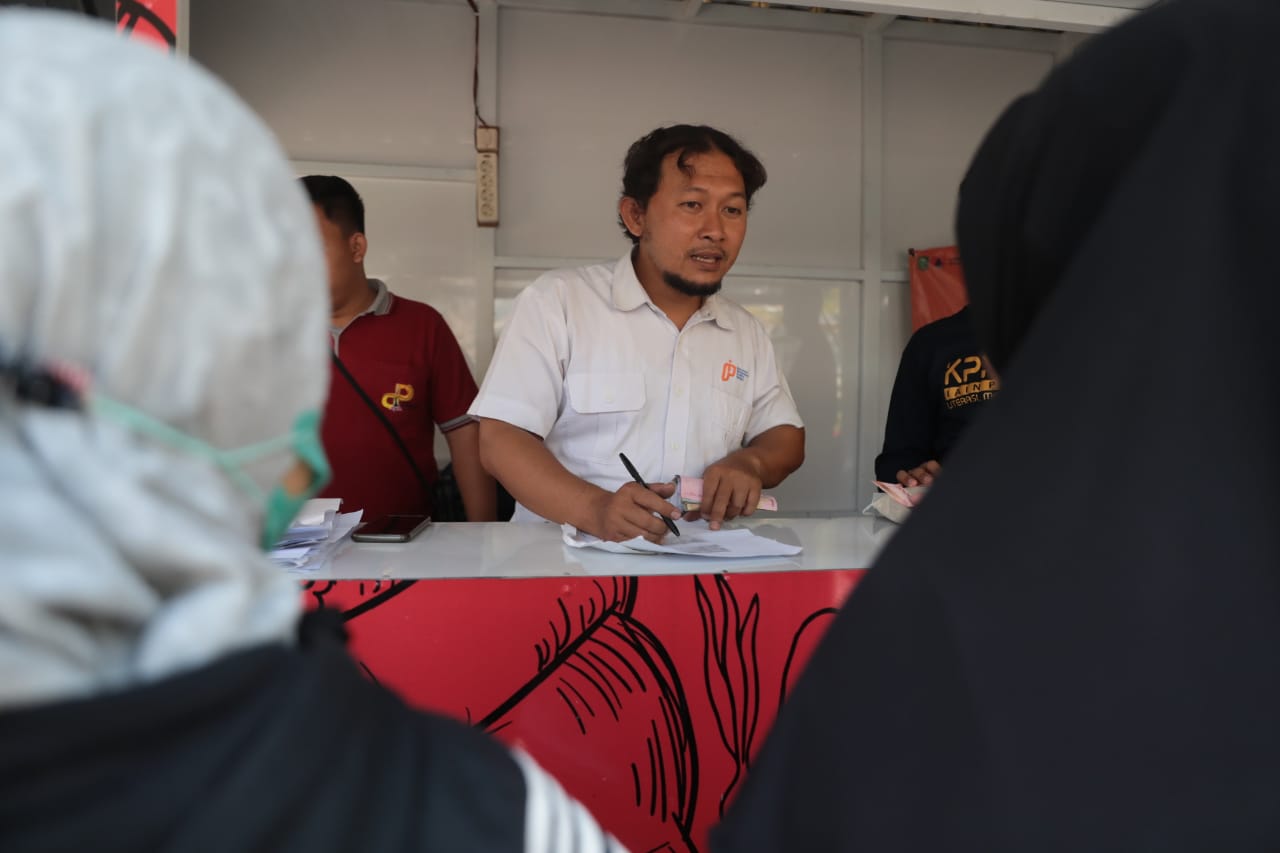 Foto 6 dari 7: Senang Ada Beras Subsidi Di Wartek Merpati, Warga Harap Program Terus Berlanjut