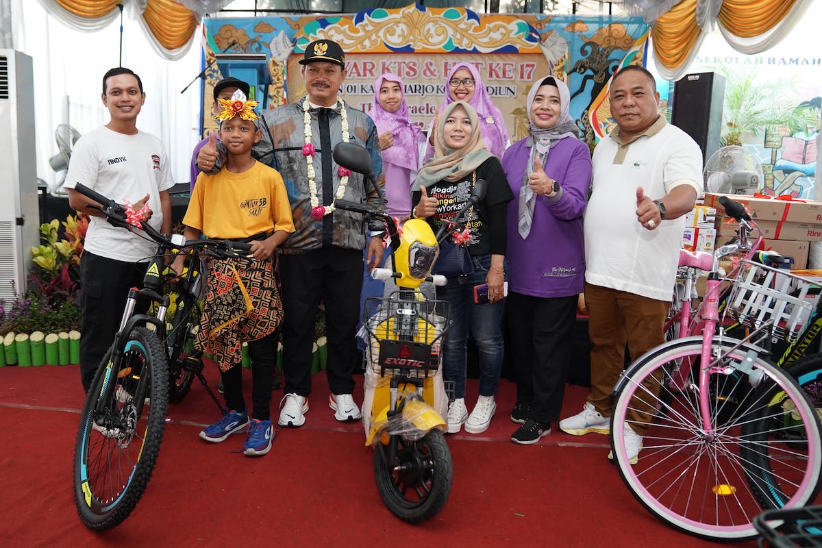 Foto 3 dari 9: Hadiri Peringatan HUT ke-17 SDN 01 Kartoharjo, Wali Kota: Saya Beri Hadiah Spesial