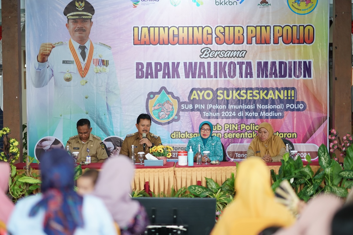 Foto 4 dari 10: Pantau Vaksinasi Polio Serentak, Wali Kota Dr. Maidi: Generasi Emas Kedepan Harus Kita Antisipasi
