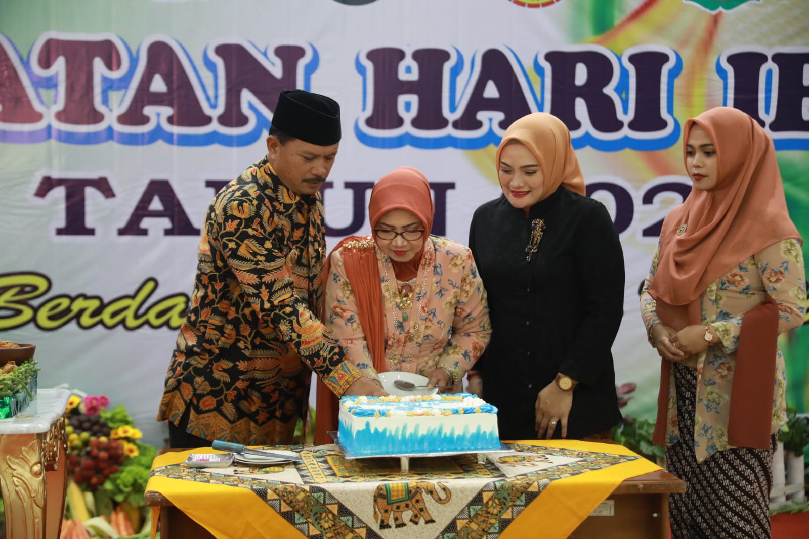Foto 7 dari 26: Peringati Hari Ibu Ke-95, Wali Kota Gelar Upacara Bendera Hingga Perayaan Bersama Organisasi Wanita Kota Pendekar
