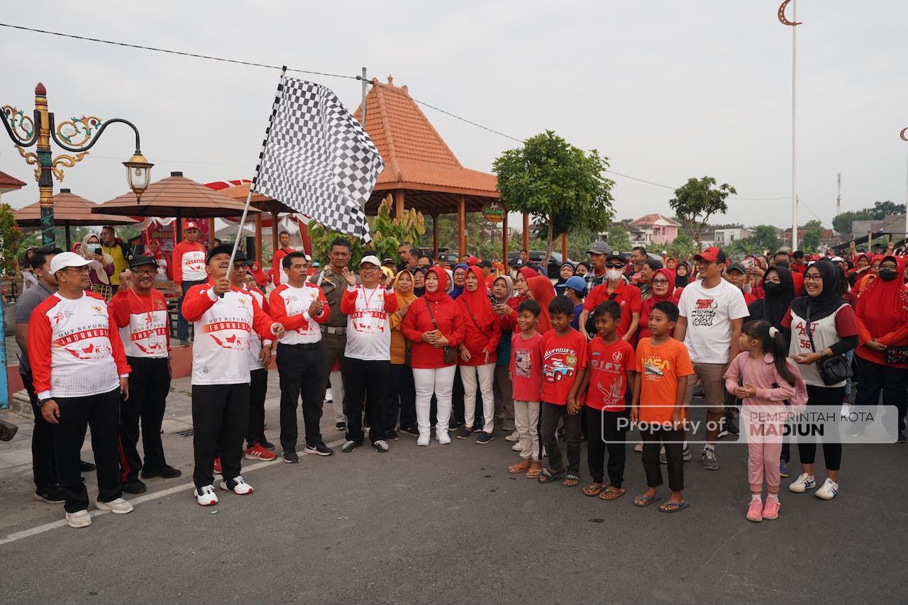 Foto 2 dari 9: Wali Kota Berangkatkan Jalan Sehat Warga