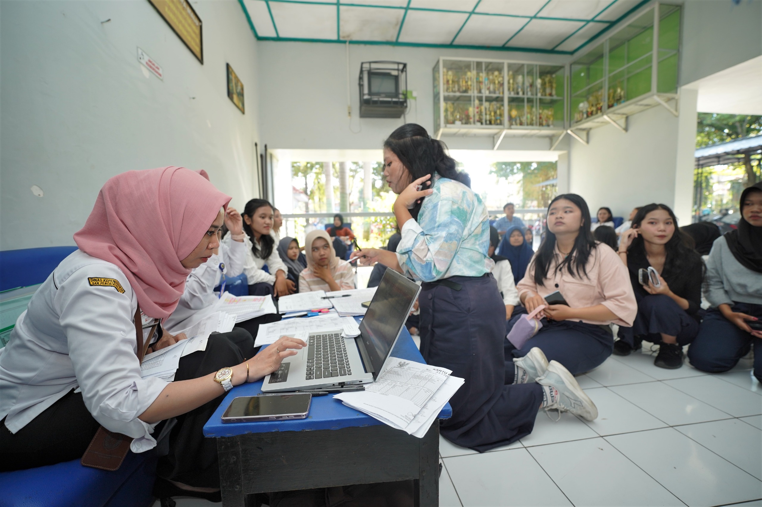 Foto 7 dari 8: Mudahkan Layanan Perekaman KTP-el untuk Pelajar, Dispendukcapil Kota Madiun Datangi Sekolah