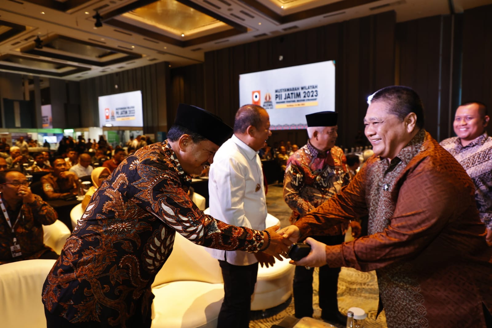 Foto 4 dari 6: Dinilai Sukses Gerakkan Pembangunan Daerah, Wali Kota Raih Penghargaan Tokoh Inovator Keinsinyuran Dari PII Jatim