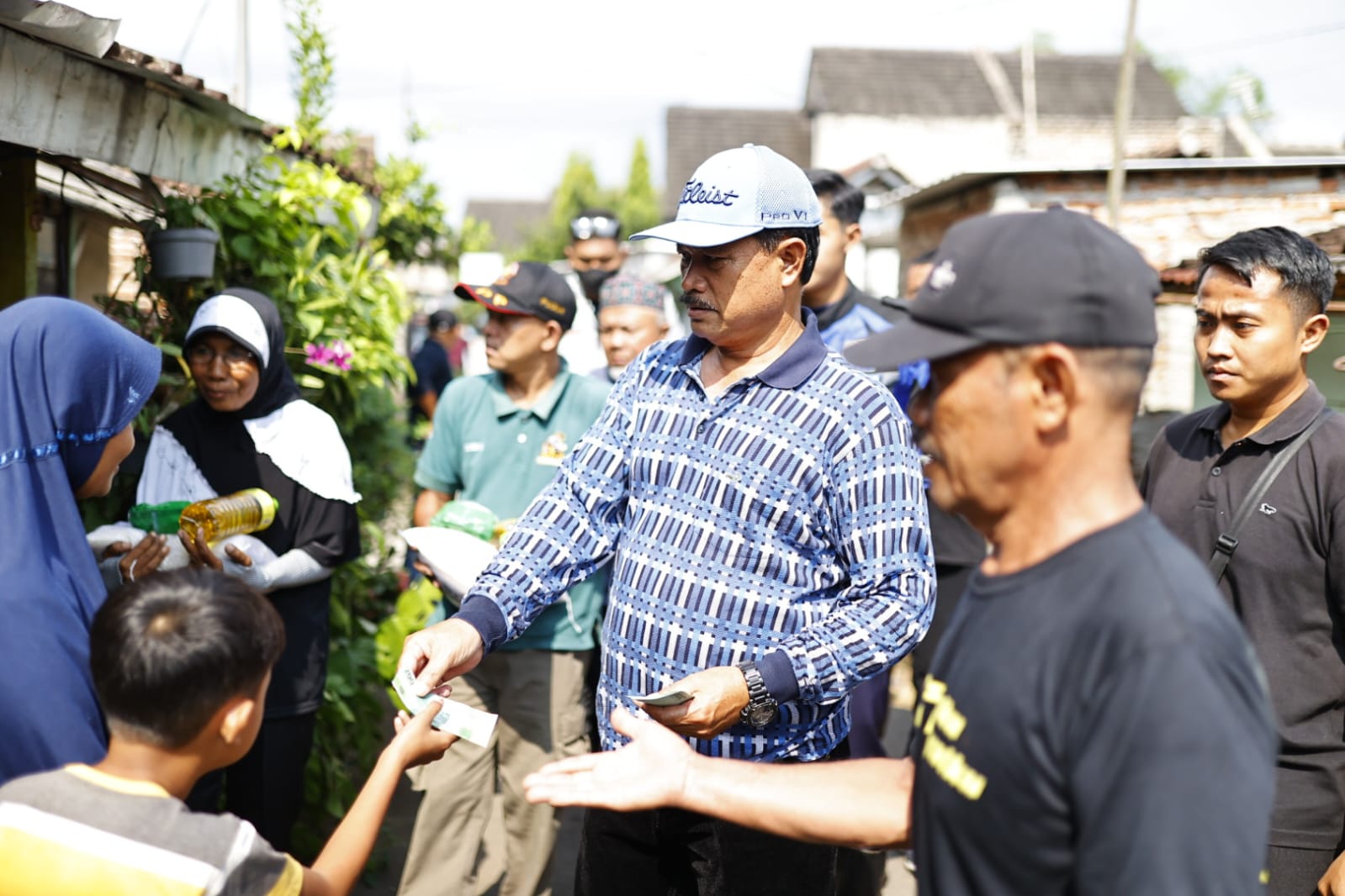 Foto 4 dari 9: Tebarkan Suka Cita, Wali Kota Salurkan Sembako Untuk Warga Kampung Baru Demangan