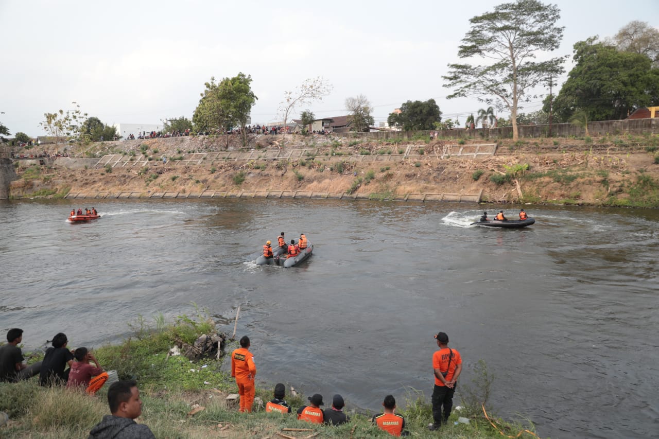 Foto 8 dari 8: Upaya Penyelaman Terkendala Kontur dan Arus Sungai, Pencarian Korban Tenggelam Dilanjutkan Besok Pagi