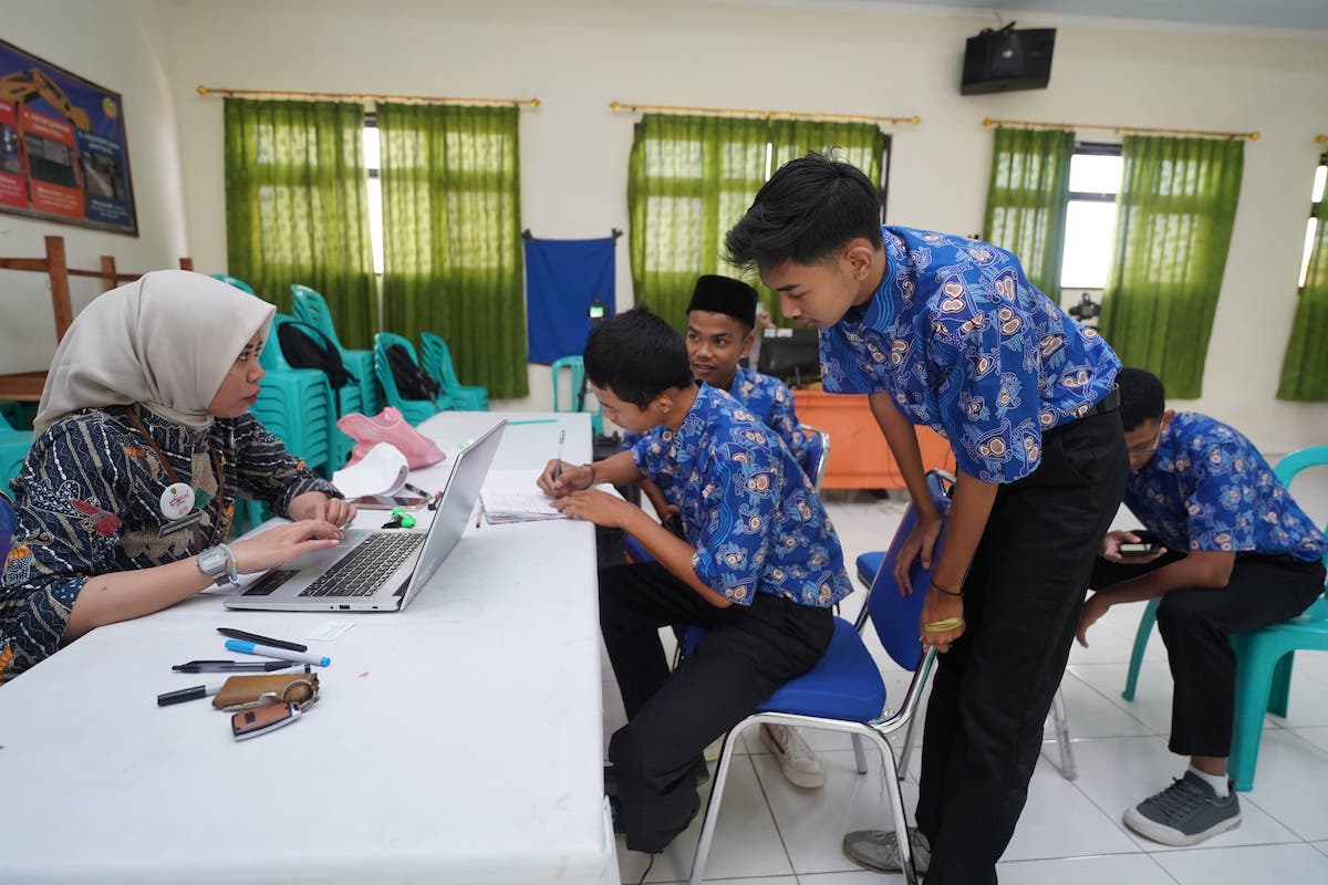 Foto 7 dari 9: Agar Pemilih Pemula Bisa Salurkan Hak Suaranya, Dukcapil Rekam E-KTP Jemput Bola