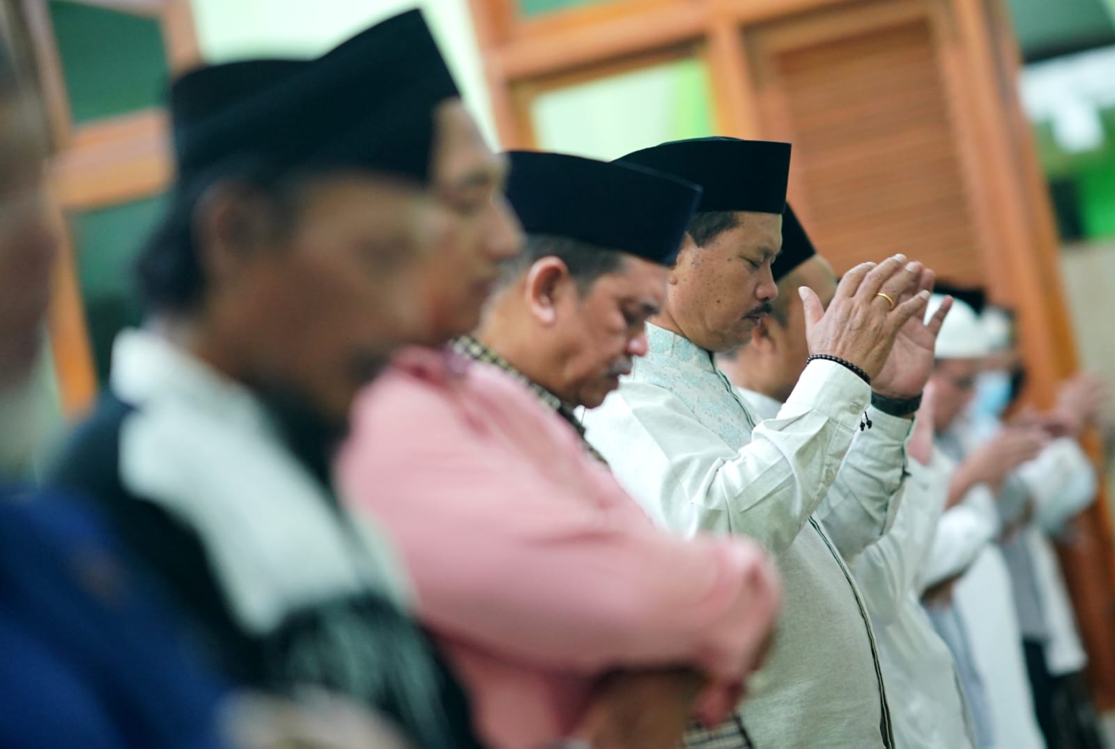 Foto utama berita: Salat Isya di Masjid Al Mujahidin Manisrejo, Wali Kota Terima Berbagai Usulan dari Warga