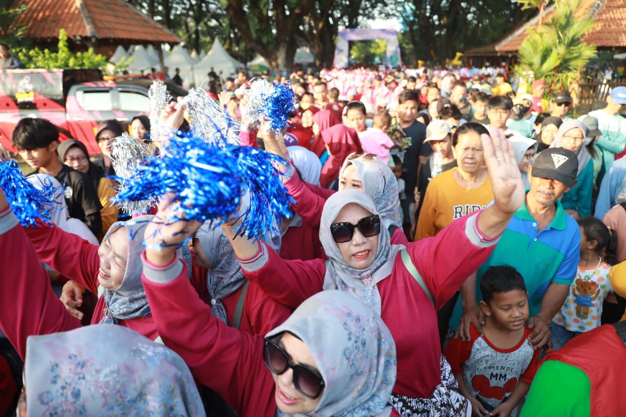 Foto 28 dari 28: Jalan Santai Bersama Warga Taman, Wali Kota : Perayaan Ini Untuk Masyarakat