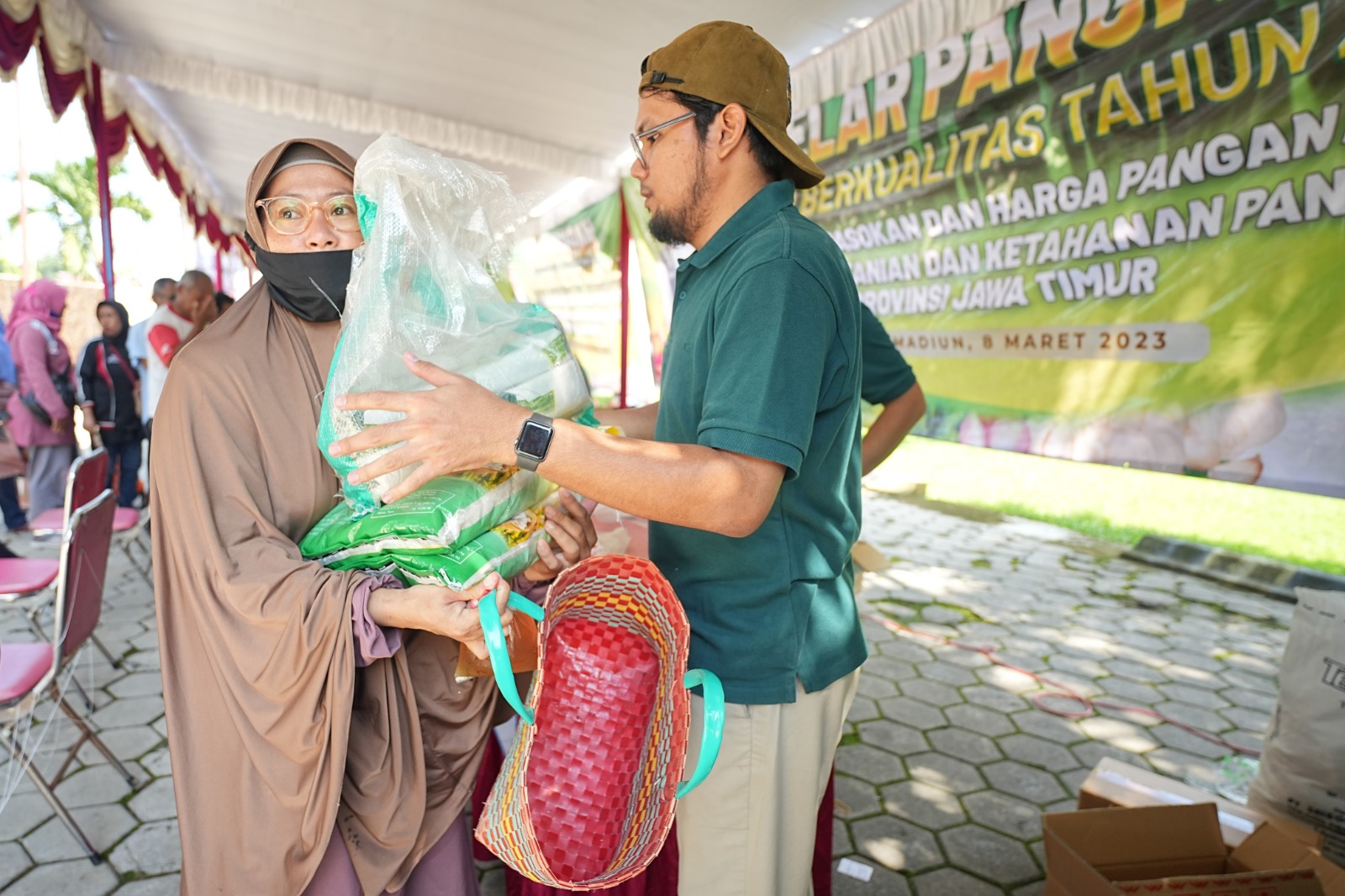 Foto 7 dari 10: Stabilkan Harga Pangan, Dispertakp Jatim Gelar Oprasi Pangan Murah Berkualitas