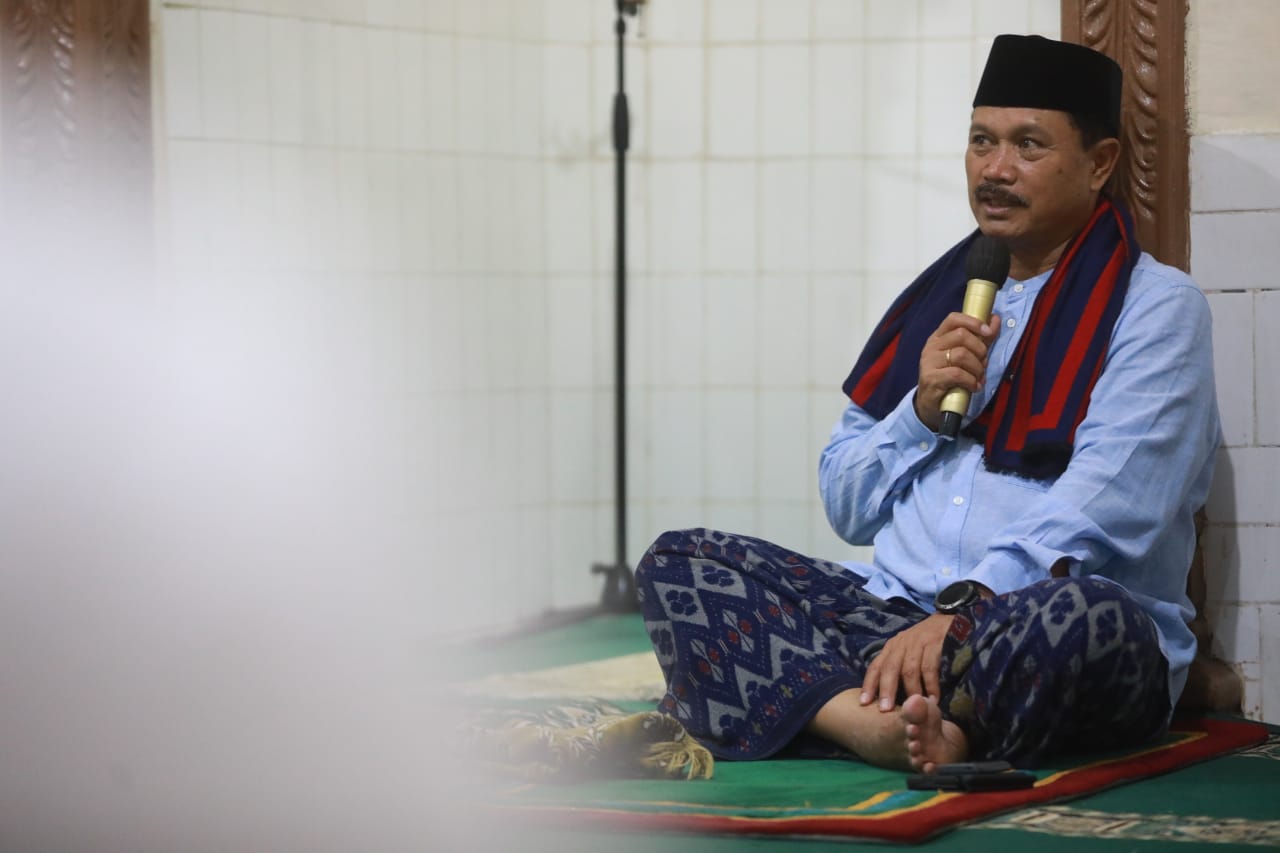 Foto 3 dari 14: Salat Isya di Musala Nurul Badiah, Wali Kota Silaturahmi Hingga Beri Bantuan ke Warga