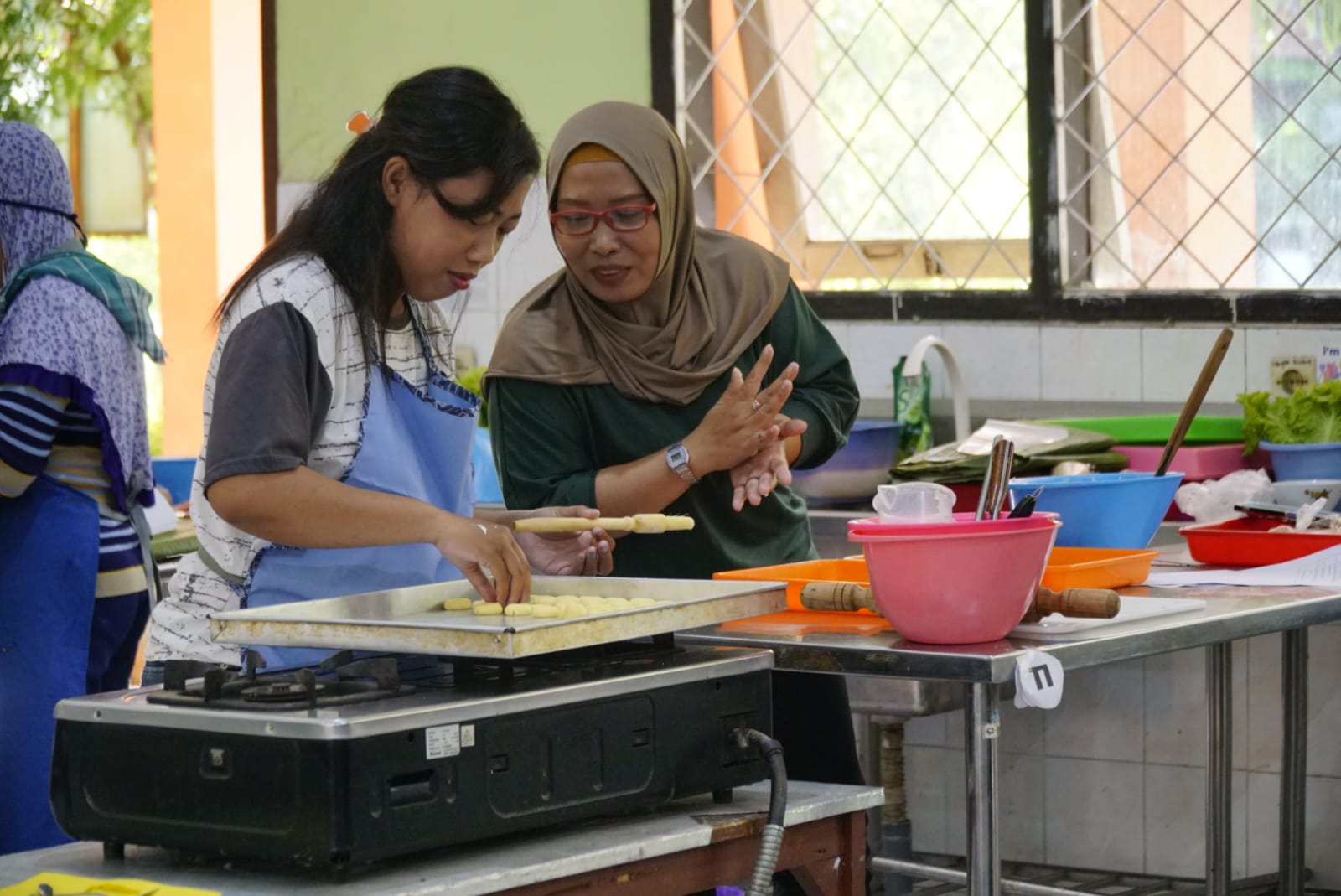 Foto 2 dari 11: Tambah Skill Driver Ojol Perempuan, Dinsos PPPA Gelar Pelatihan Memasak