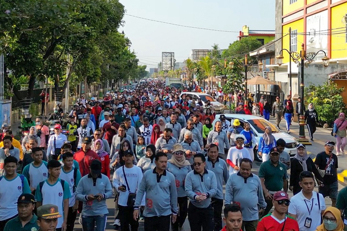 Foto 3 dari 8: Hadiri Jalan Sehat HUT ke-78 Jatim, Walikota Maidi Beri Sejumlah Santunan