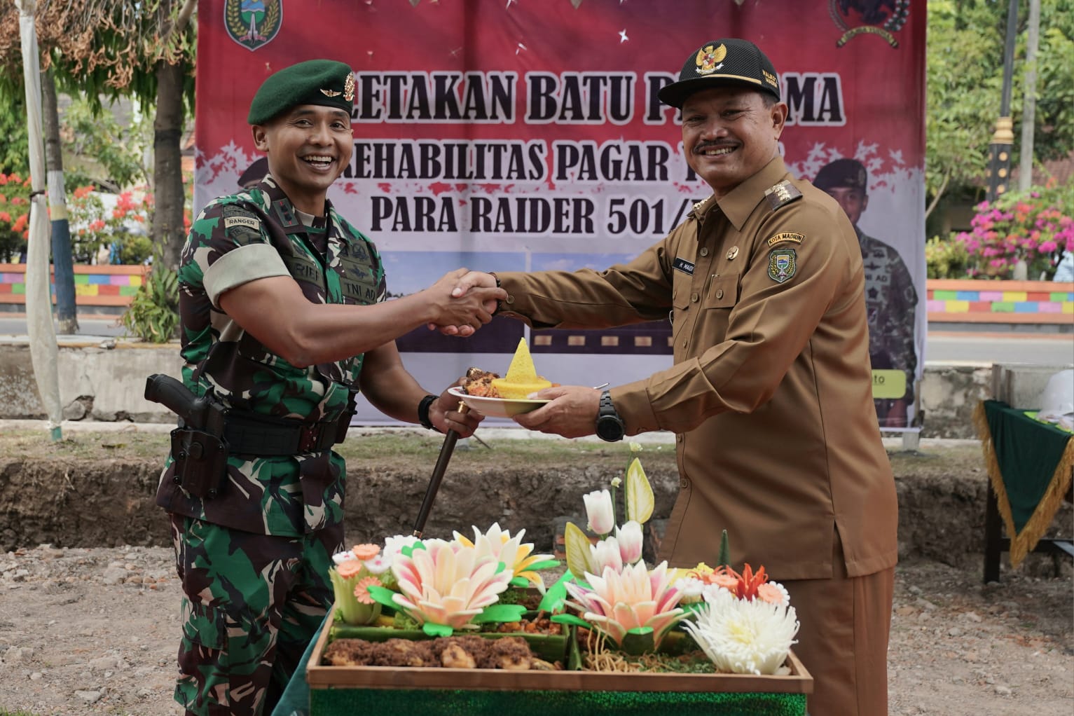 Foto 6 dari 8: Peletakan Batu Pertama Pembangunaan Pagar di Mayonif Para Raider 501/BY, Wali Kota: Wujud Identitas Kuat dan Hebat