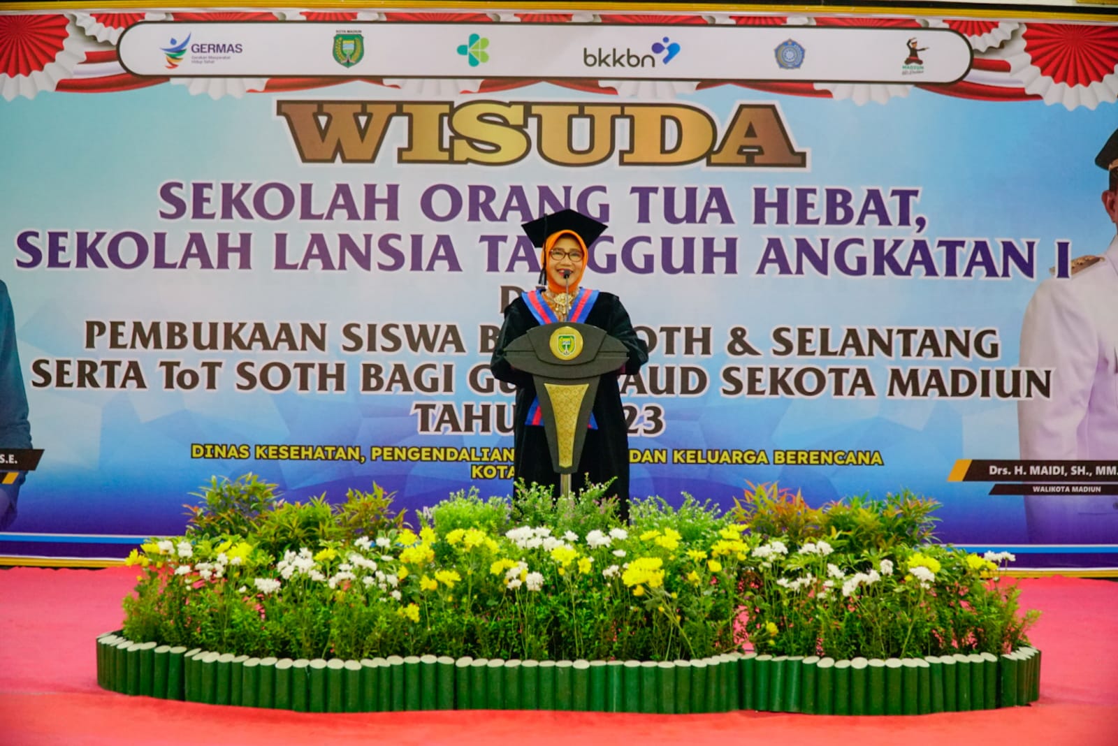 Foto 2 dari 11: Selesaikan Pendidikan SOTH dan Selantang, Emak-Emak dan Lansia Laksanakan Wisuda