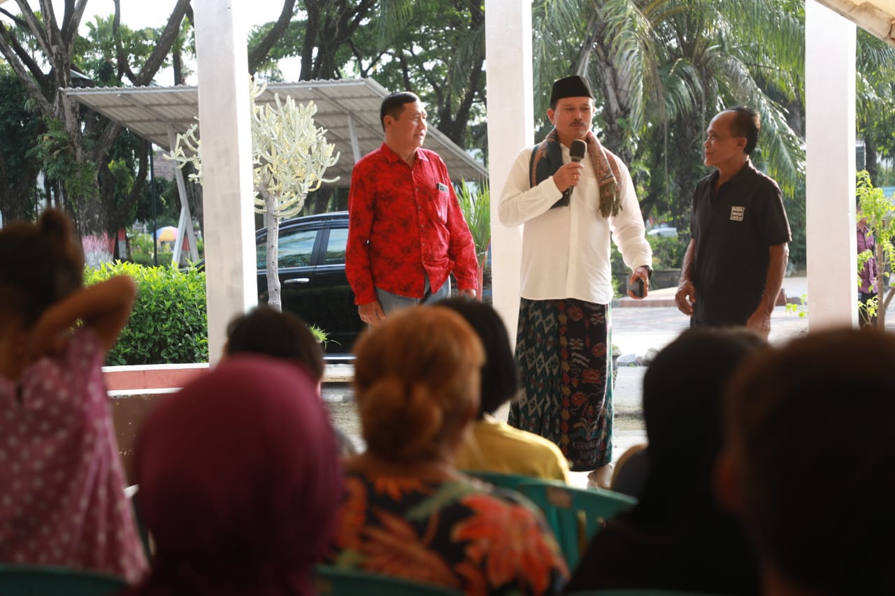 Foto 7 dari 13: Bagikan Ratusan Beras dan Gula ke PKL, Wali Kota: Sembako Selalu Ada