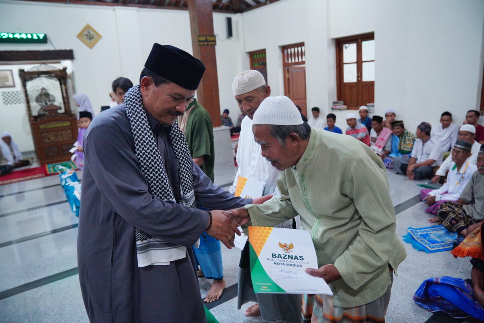 Foto 7 dari 10: Salat Isya dan Tarawih di Masjid Kuncen, Wali Kota Harapkan Kerukunan Terjaga