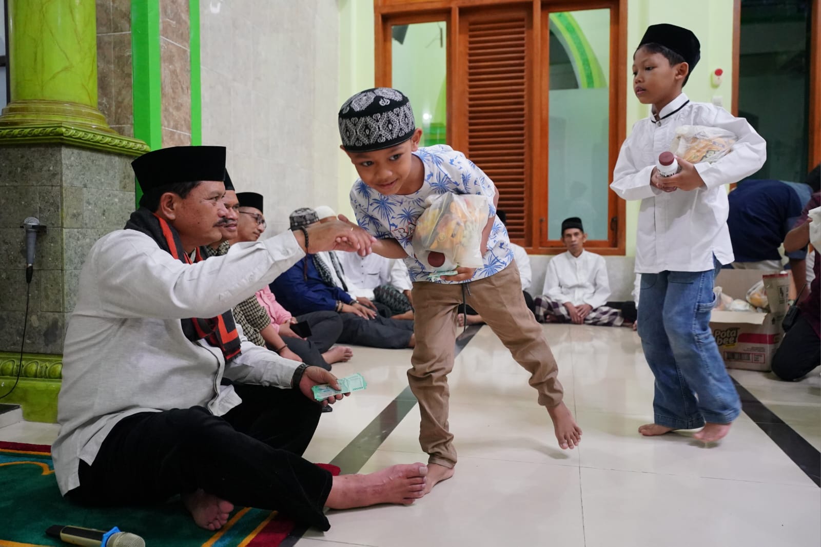 Foto 6 dari 7: Salat Isya di Masjid Al Mujahidin Manisrejo, Wali Kota Terima Berbagai Usulan dari Warga