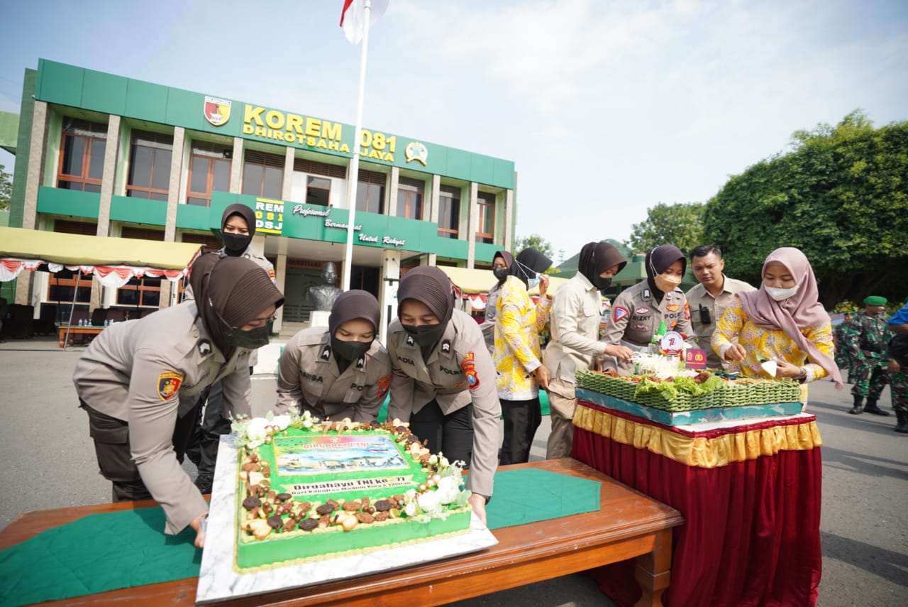 Foto 5 dari 11: Rayakan HUT Ke-77 TNI, Polisi Kota/Kabupaten Beri Kejutan Untuk Korem