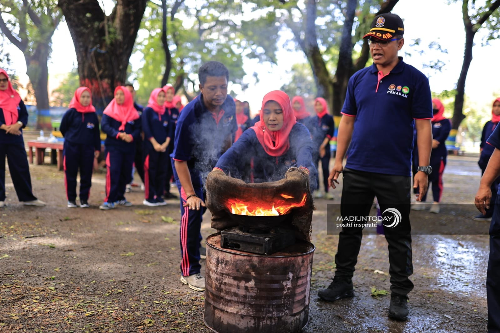 Foto 2 dari 7: Antisipasi Kebakaran Rumah Tangga, Satpol PP Dan Damkar Beri Pelatihan Penanganan Api Bagi Dharma Wanita