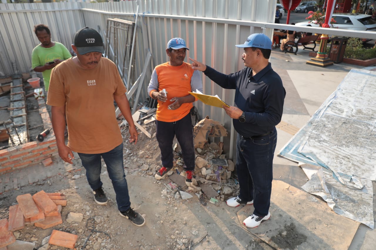 Foto 1 dari 10: Pantau Pekerjaan di Lapangan, Wali Kota Pastikan Pembangunan Replika Patung Liberty Sesuai Harapan