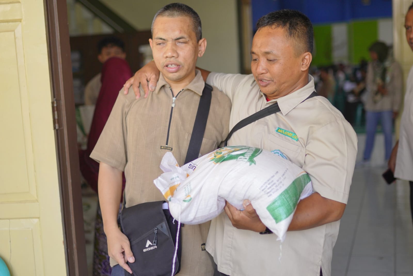 Foto utama berita: Bantuan Pangan Tahap Kedua Jatah Oktober Mulai Dicairkan, Penerima Dapat 10 Kg Beras Bantuan