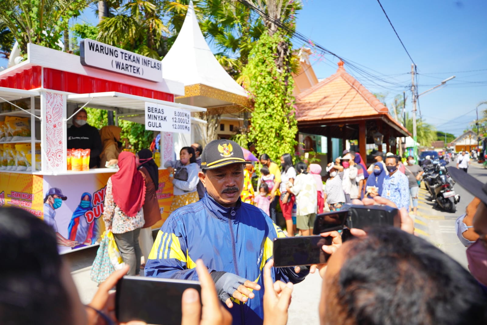 Foto 5 dari 7: Buka Wartek Untuk Warga, Wali Kota Bantu Sediakan Sembako Murah Hingga Tekan Inflasi Di Kota Pendekar