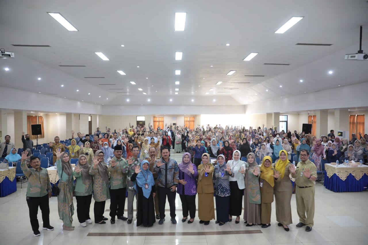 Foto 12 dari 13: Isi Seminar Parenting Di SMPN 1, Wali Kota Imbau Orang Tua Perhatikan Pergaulan Anak