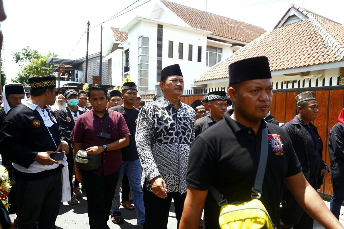 Foto 4 dari 9: Guru Besar Persaudaraan Rasa Tunggal Berpulang, Wali Kota Turut Mengantarkan Sampai Peristirahatan Terakhir