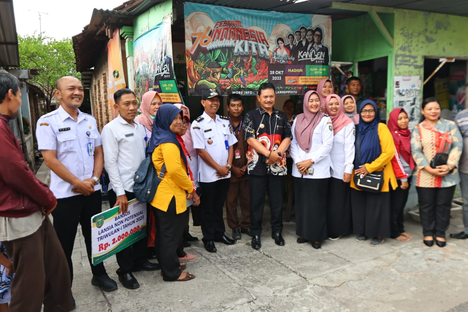 Foto 6 dari 6: Tinjau Keluarga Disabilitas di Patihan, Wali Kota Serahkan Bantuan Laptop dan Beri Santunan Lansia Ngebrok Rp 2 Juta