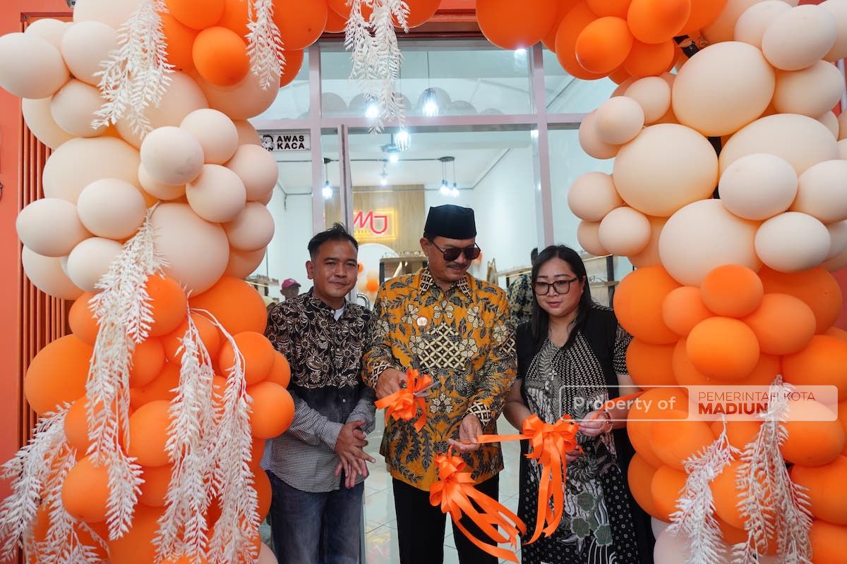 Foto 2 dari 9: Hadiri Grand Opening MJ Optik, Wali Kota Apresiasi Pengusaha Ikut Ramaikan Pelayanan Kesehatan Mata