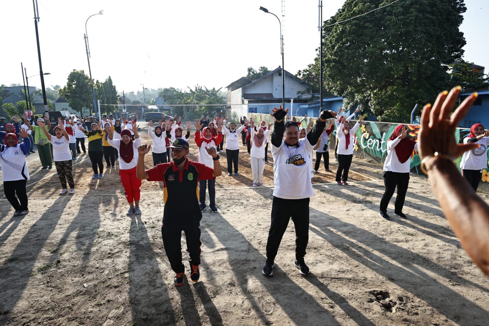 Foto 9 dari 10: Gencarkan Upaya Tekan Inflasi, Wali Kota Bagi Bibit Tanaman Ke Sekolah Hingga Bagi Minyak Kepada Lansia