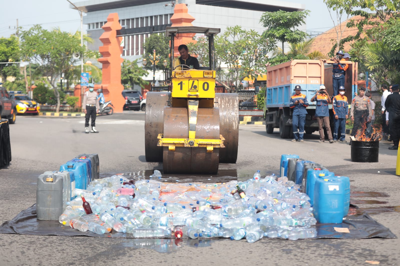 Foto 1 dari 10: Jaga Kondusifitas Lebaran, Polisi Musnahkan Miras Hingga Knalpot Brong Hasil Sitaan Selama Sepekan