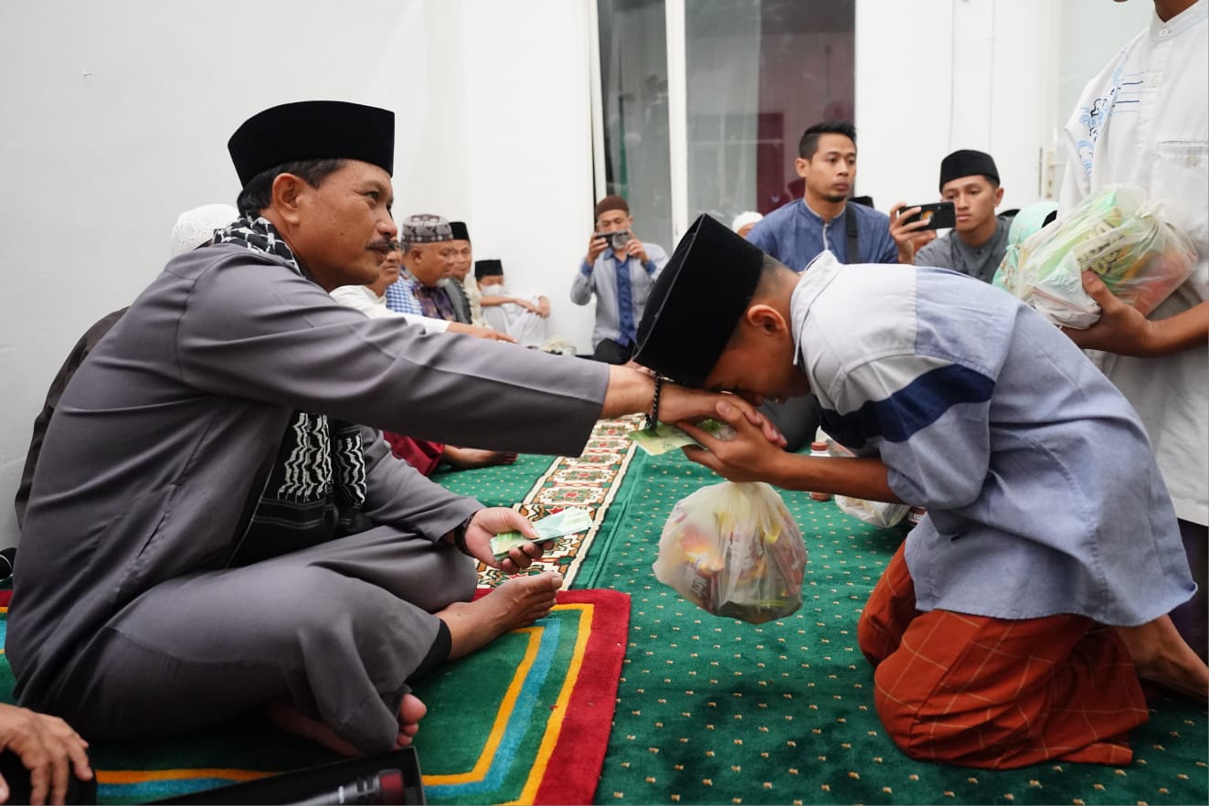 Foto 6 dari 10: Safari Ramadan di Masjid Ar-Raudhah, Wali Kota Salurkan Bantuan Sampai Sosialisasikan Persiapan Lebaran