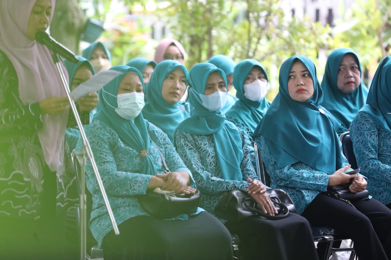 Foto 6 dari 8: Dinas Luar, Wali Kota Hadiri Pertemuan Warga Secara Virtual