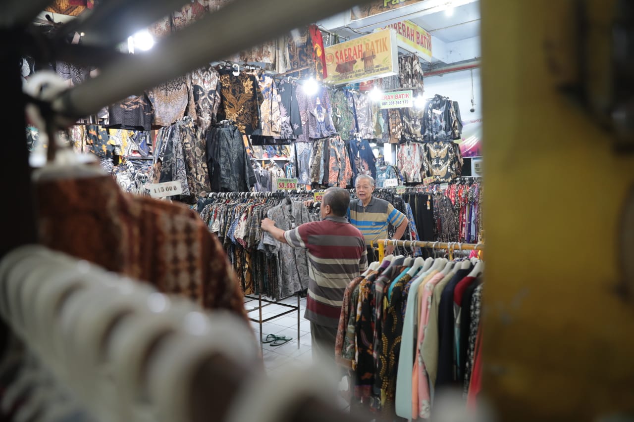 Foto 6 dari 7: Jawab Keluhan Pedagang Pasar Tradisional, Wali Kota Beri Diskon Sewa Kios 60 Persen Tahun Ini