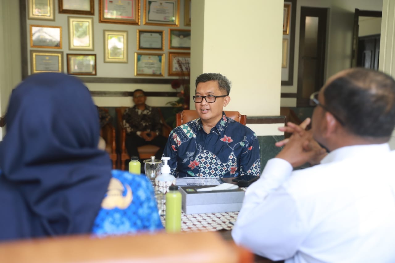 Foto 4 dari 8: Audiensi dengan Yayasan Bakti Marvin Zacky, Wali Kota Sampaikan Apresiasi atas Program Beasiswa Untuk Pelajar Kota