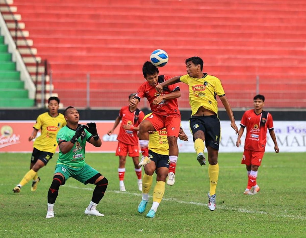 Foto 4 dari 11: Derby Tensi Tinggi, PSM Tekuk Persinga 2-1
