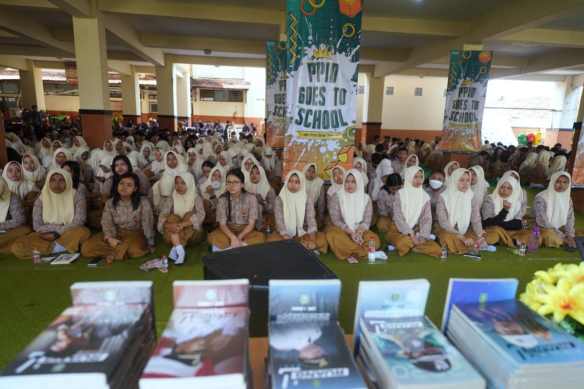 Foto 6 dari 9: Beri Materi PPID Goes to School, Wali Kota Sampaikan Pentingnya Informasi Bagi Kalangan Pelajar