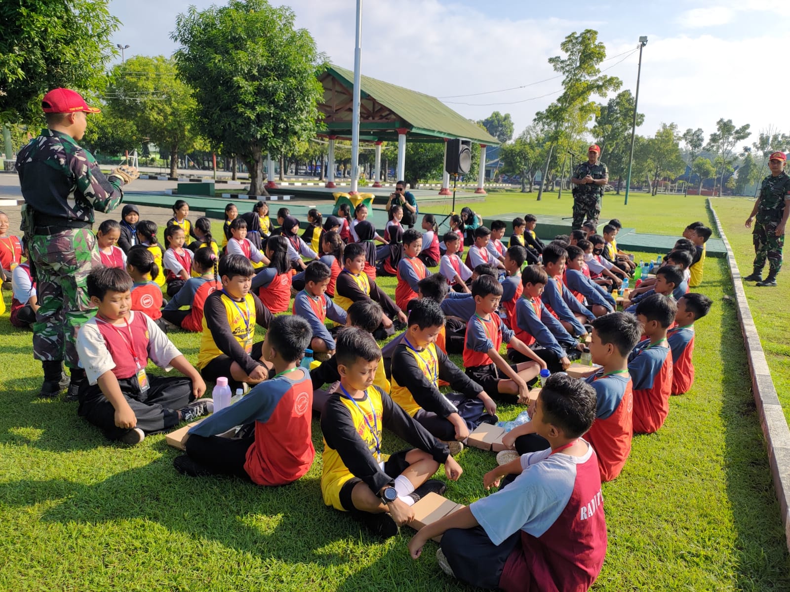 Bentuk Karakter Siswa, SDN Banjarejo Ajak Siswa Belajar di Markas Batalyon Yonif Para Raider 501/BY